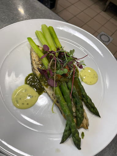 Assiette de printemps avec asperges et légumes verts