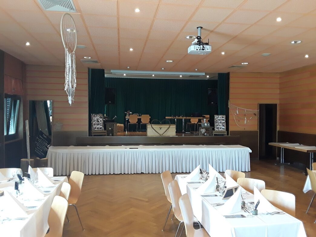 Grande sallle avec scéne du restaurant Maison de Ville à Vuippens