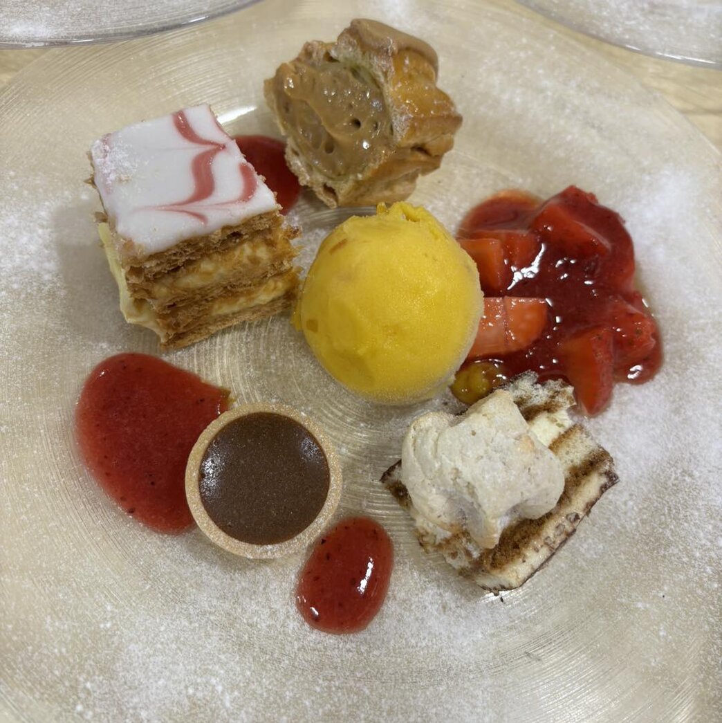 Dessert maison dressé avec soin sur assiette gourmande