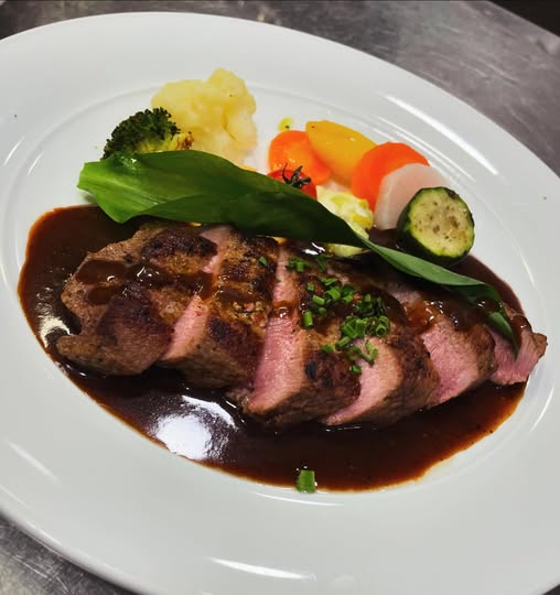 Filet d'agneau au vin cuit avec garnitures de saison