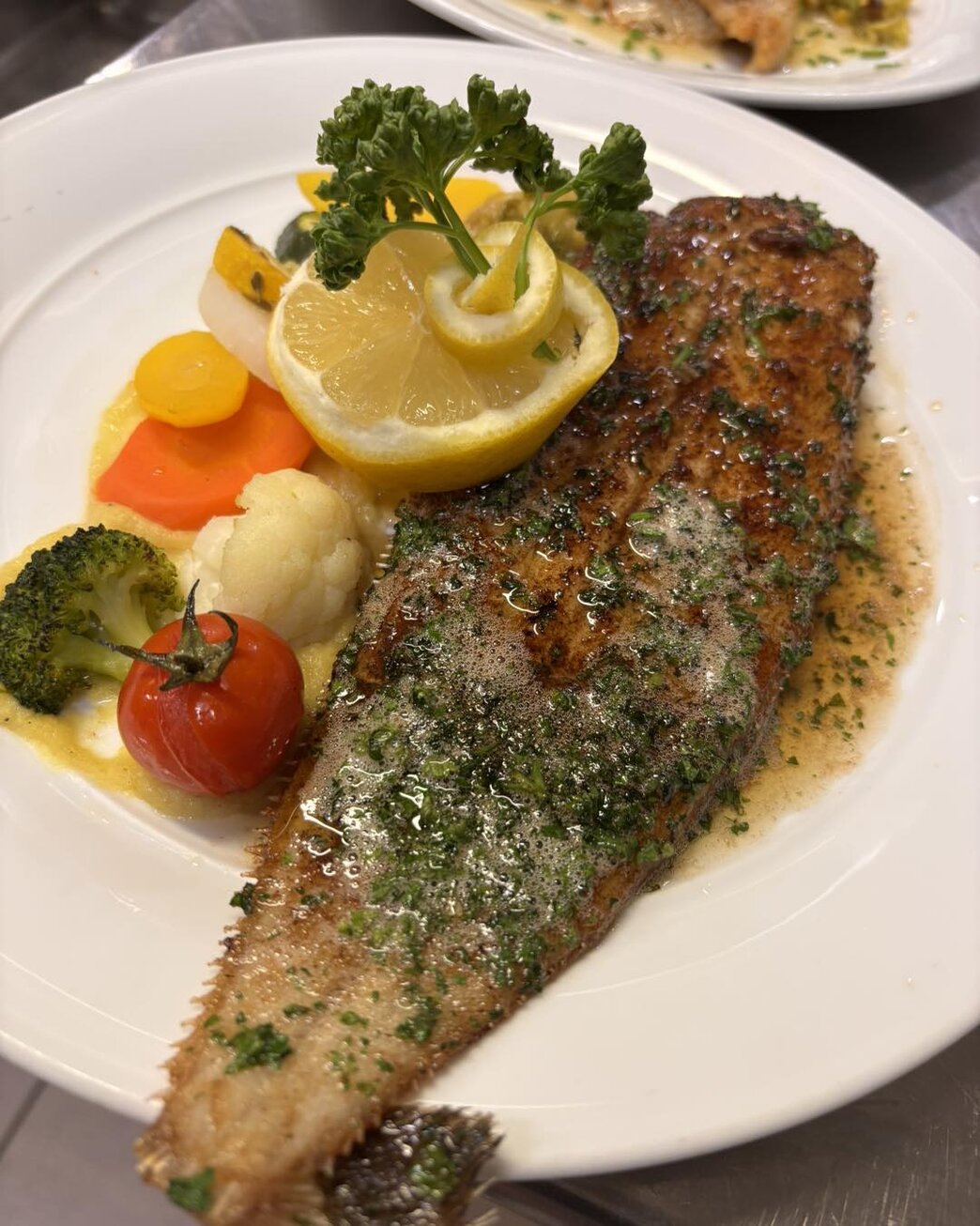 Filet de sole meunière entière avec garnitures de saison
