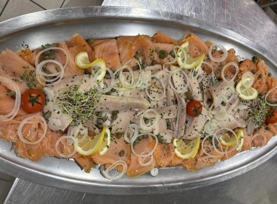 Saumon froid préparé pour un banquet