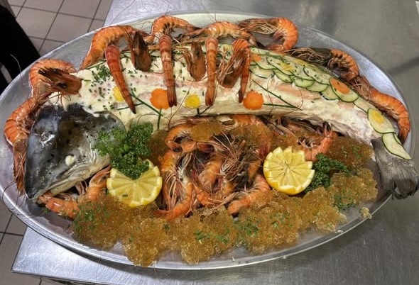 Poisson entier préparé pour unbanquet