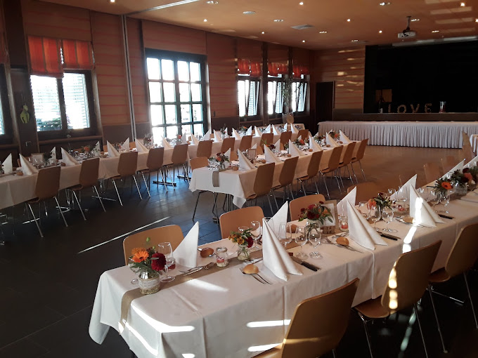 Grande salle préparée pour un banquet